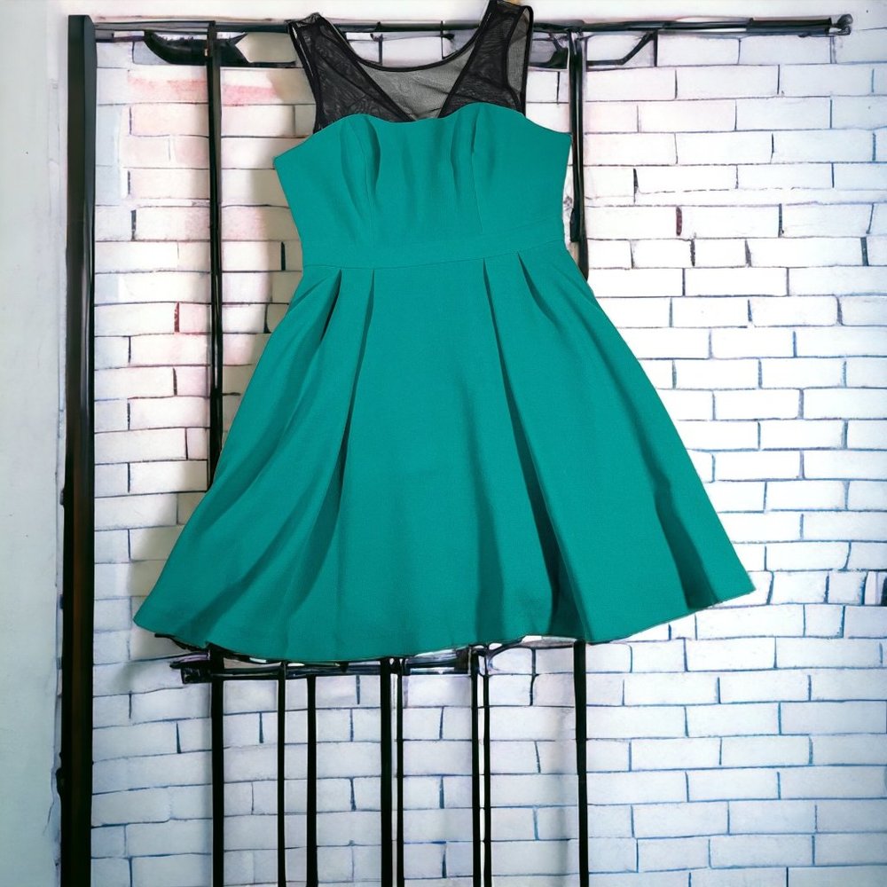 BCBGeneration Green‎ Sleeveless Dress Side/Back Cut Out Sweetheart Neckline Sz 2